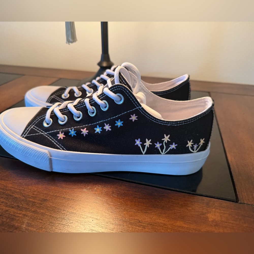 Almost new sneaker flowers size 10